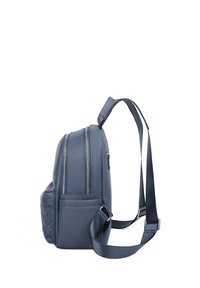 Niebieski plecak z syntetycznej skóry o teksturowanym wykończeniu, z dwoma zamkami błyskawicznymi i boczną kieszenią z pikowanym wzorem. Regulowane ramiączka.