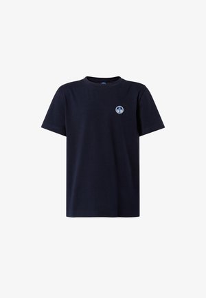 T-shirt in cotone blu navy con maniche corte, collo tondo e una toppa rotonda con logo sul petto. Tessuto liscio, vestibilità casual.