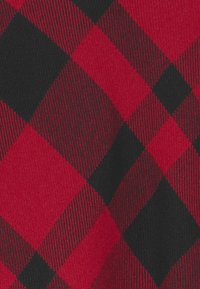 Červená a černá kostkovaná látka s texturovaným tkaním. Čtverce jsou rovnoměrně velké, což vytváří klasický design.