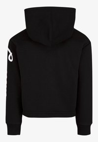 Sudadera negra con capucha recortada, de manga larga y con un estampado blanco parcialmente visible en el brazo izquierdo.