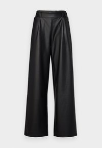 Svart vida byxor i konstläder med hög midja, skarpa veck och två knappar i midjan.