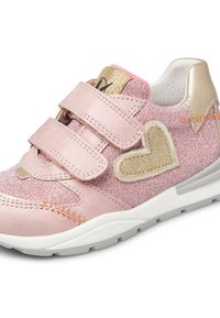 Růžová sportovní bota s třpytivým materiálem, dvěma suchými zipy, zlatým srdíčkem a polstrovanou podrážkou. Texturované detaily a kontrastní švy.