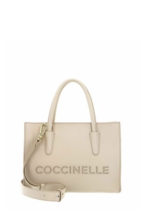 Beige leren handtas met dubbele handvatten, afneembare schouderriem en geperst "COCCINELLE"-logo aan de voorkant.