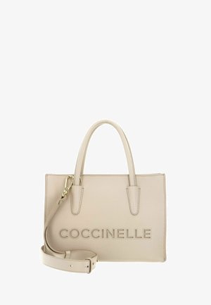Borsa a tracolla in pelle beige con doppi manici, tracolla rimovibile e logo "COCCINELLE" in rilievo sulla parte anteriore.