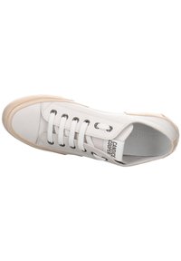Sneaker bianco in pelle con design lace-up, punta rinforzata e suola in gomma color tan. Presenta occhielli in argento e dettagli con logo sulla linguetta.