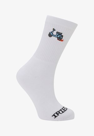 Weißer Crew-Socken mit einem kleinen blauen Roller nahe der Oberseite gestickt und schwarzem "IRIEDAILY" Text auf der Zehe.