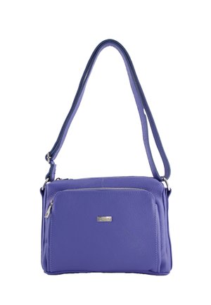 Fioletowa skórzana torba na ramię z regulowanym paskiem, przednią kieszenią na zamek i małą metalową tabliczką z logo marki.