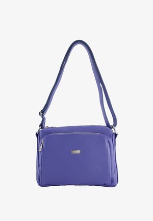 Fioletowa skórzana torba na ramię z regulowanym paskiem, przednią kieszenią na zamek i małą metalową tabliczką z logo marki.