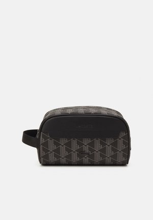 Neceser negro con un diseño de patrones geométricos, fabricado con un material duradero de textura suave y un asa resistente.