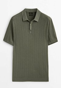 Polo à manches courtes vert olive avec motif en maille texturée, patte à deux boutons, col et poignets côtelés, posé à plat sur fond blanc.