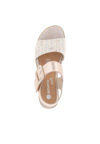Sandalo aperto con cinturino in rosa oro metallico, tomaia multicolore texturizzata e soletta imbottita per il massimo comfort. Dotato di fibbia regolabile.