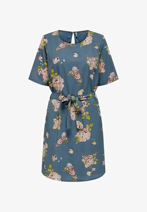Blå kjole med korte ærmer, pink og gul blomsterprint, rund halsudskæring, knap med nøglehul bagpå og vævet bælte i taljen.