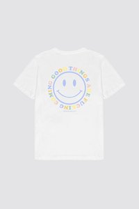 Camiseta de algodón blanca con un gran y colorido emoticono sonriente rodeado de texto que dice "Las cosas buenas están por venir". Mangas cortas, corte estándar.