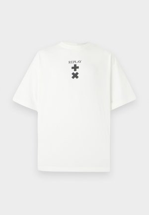 Fehér pamut póló rövid ujjakkal, a mellkasi részen egy fekete "REPLAY" logóval és alatta elhelyezett grafikus szimbólumokkal.