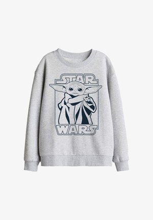 Grauer Pullover mit einer Illustration von Baby Yoda mit erhobenen Armen in einem Rechteck, darüber und darunter der Schriftzug "Star Wars".