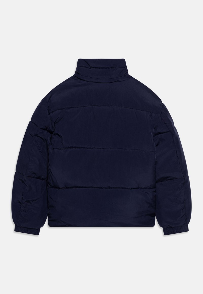 Marineblaue Steppjacke mit hohem Kragen, langen Ärmeln und elastischen Bündchen, von hinten auf einem weißen Hintergrund dargestellt.
