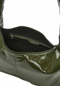 Grüne, glänzende Handtasche mit glatter Textur, ausgestattet mit einer Reißverschlusstasche innen und beschriftet mit "LIEBESKIND BERLIN." Schultertaschen-Stil.