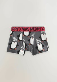 Boxeri gri pentru copii cu desene animate cu pinguini care poartă pălării cu carouri și un brâu roșu pe care scrie "MERRY XMAS" cu litere negre.