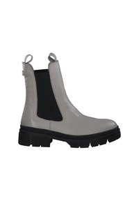 Botines Chelsea de color gris claro en piel, con paneles laterales elásticos y un acento texturizado en negro. Suela de goma negra gruesa y tiradores en el talón.