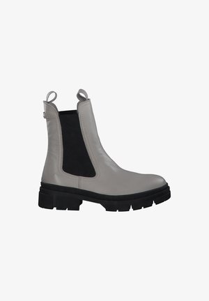 Botines Chelsea de color gris claro en piel, con paneles laterales elásticos y un acento texturizado en negro. Suela de goma negra gruesa y tiradores en el talón.