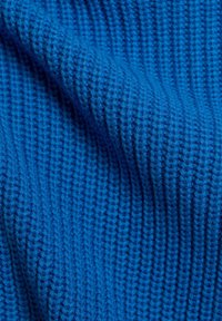 Tissu tricoté bleu vif avec un motif texturé, présentant des lignes côtelées et une apparence douce et extensible.