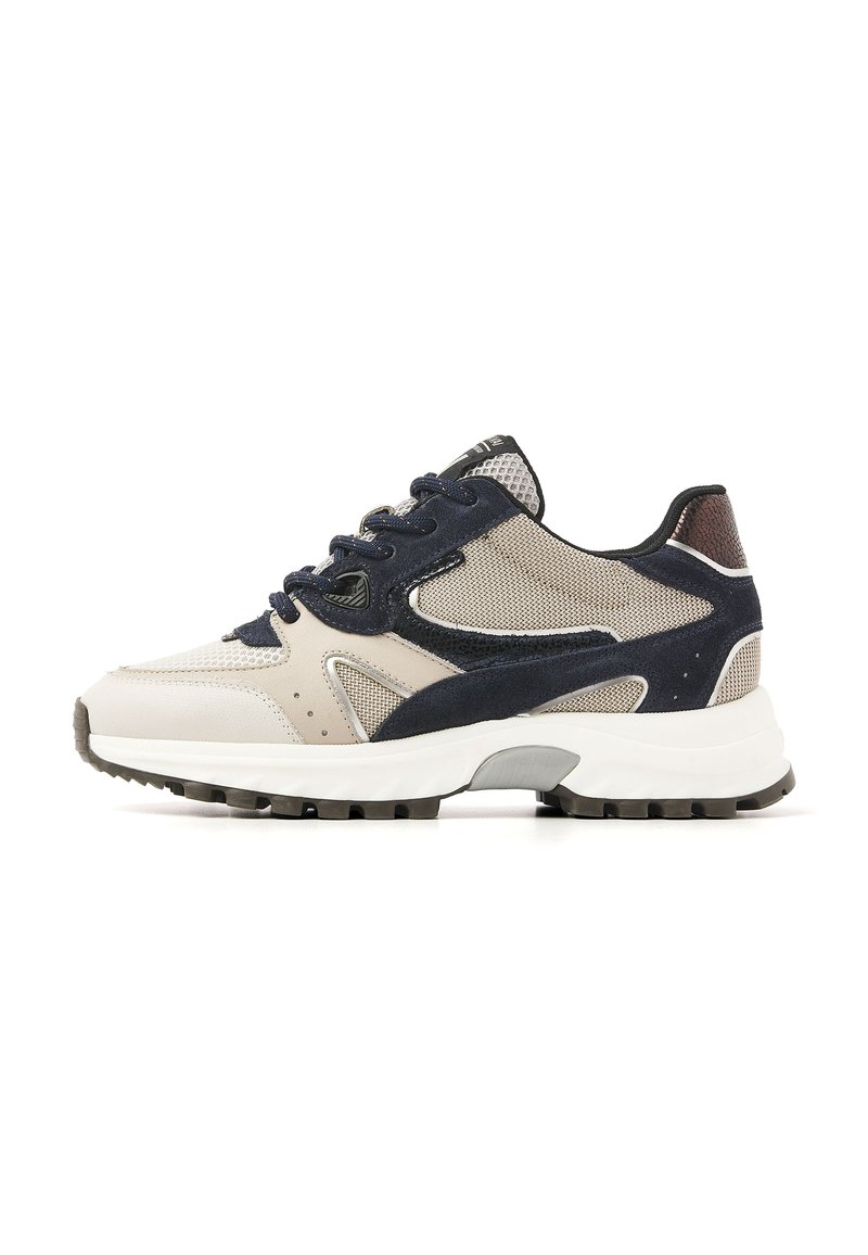 Sneaker mit grauem und marineblauem Obermaterial, ausgestattet mit Mesh- und Wildledermaterialien, weißer Zwischensohle und einer strukturierten schwarzen Gummisohle.