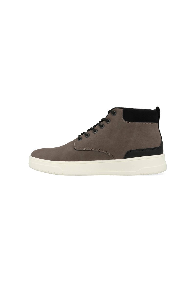 Grijs suède hoge sneakers met een witte zool, zwarte accenten op de hiel en zwarte veters. Eenvoudig, gestroomlijnd ontwerp met stiksels.
