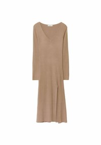 Lungo abito lavorato a coste beige con scollatura a V, maniche lunghe e uno spacco laterale, caratterizzato da una texture liscia e un design elegante e sobrio.