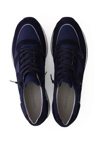 Marineblaue Sportschuhe aus einer Kombination von Wildleder und Mesh, mit einem strukturierten Design, Schnürverschluss und weißen Akzenten an der Sohle und den Nähten.