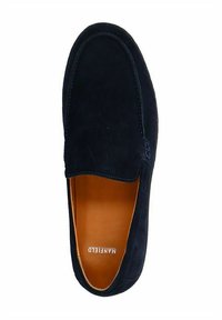 Marineblauwe suède instapper met een gladde oppervlakte, ronde neus en een contrasterende tan interieur. Subtiele stiksels accentueren de randen.