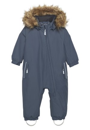 Mono para bebé aislado de color azul marino con bolsillos con cremallera, puños elásticos, capucha desmontable con ribete de imitación piel marrón y correas para los pies.