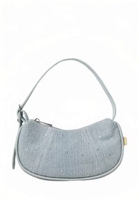 Mala de ganga azul claro com forma curva, com pequenos adornos prateados, alça fina e acabamento em pele lisa.