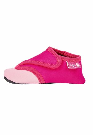 Roze stoffen schoen met een roze rubberen zool, voorzien van een klittenbandsluiting en contrasterende stiksel langs de randen. Lichtgewicht en flexibele uitstraling.