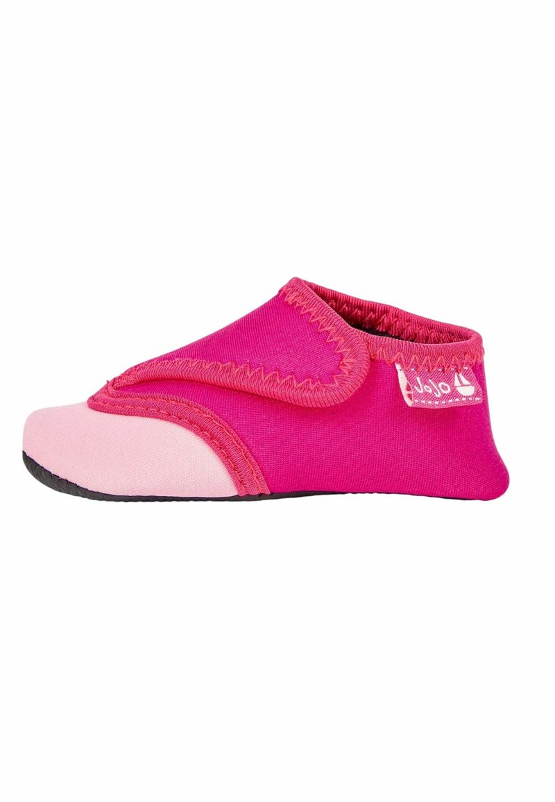 Rožinė audinio bateliai su rožine guminėmis padais, turintys Velcro juostelę ir kontrastingą siuvinėjimą kraštuose. Lengvas ir lankstus dizainas.