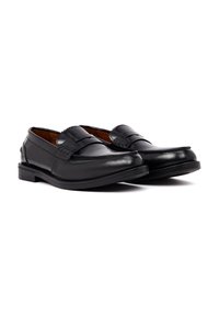 Zwarte leren loafers met een gladde afwerking, met een band over de voorkant en een lage, gestapelde hak voor ondersteuning.