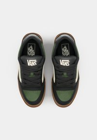 Sorte og grønne sneakers med lavt design, fremstillet af ruskind og canvas, rund tå og gummi sål. "VANS" logo på tungen.