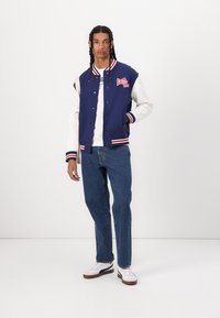 Red Bull Racing x Pepe Jeans Bomber stiliaus striukė - eton blue