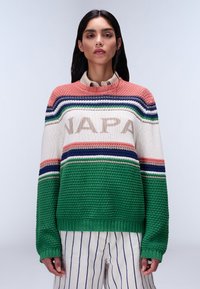 Gebreide trui met strepen in roze, blauw, groen en roomkleur. Bevat het "NAPA" logo, een getextureerde groene onderkant en geribde halslijn en mouwen.