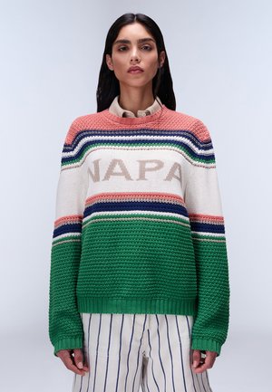 Gebreide trui met strepen in roze, blauw, groen en roomkleur. Bevat het "NAPA" logo, een getextureerde groene onderkant en geribde halslijn en mouwen.