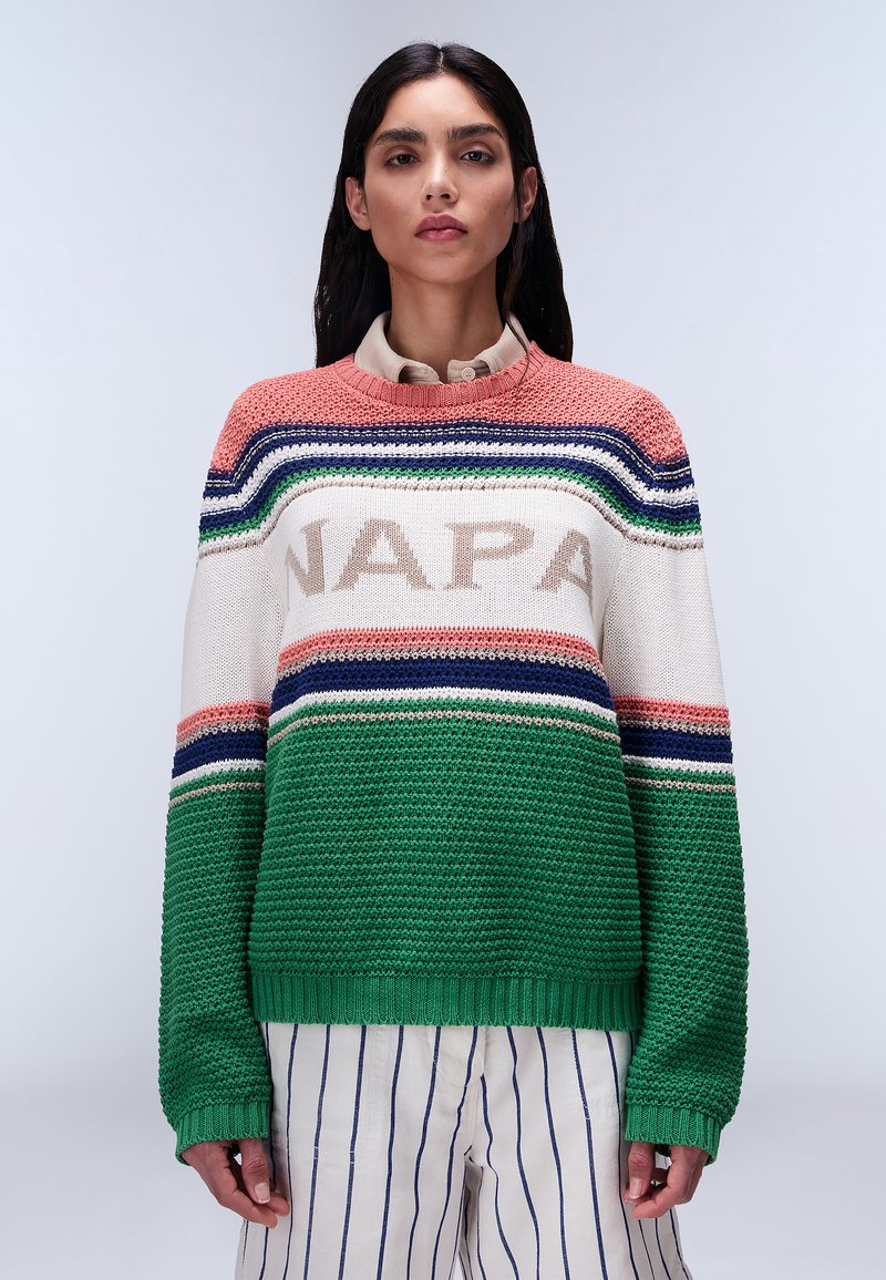 Gebreide trui met strepen in roze, blauw, groen en roomkleur. Bevat het "NAPA" logo, een getextureerde groene onderkant en geribde halslijn en mouwen.