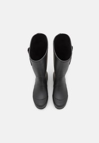 Bottes en caoutchouc noir à finition lisse, de grande hauteur, bouts arrondis, et doublure intérieure douce, présentant un look élégant et fonctionnel.