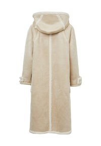 Manteau en polaire couleur crème avec capuche, manches longues et doublure douce et texturée. Il présente une couture centrale et des manches retroussées pour un détail supplémentaire.