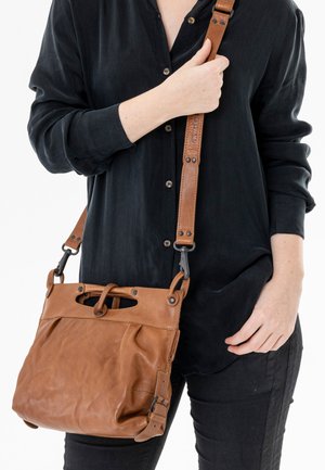 Tan-farbenes Leder-Crossbody-Bag mit einem lässigen Design, oberem Griff, verstellbarem Tragegurt und Metallbeschlägen. Texturierte Oberfläche mit Nähdetails.