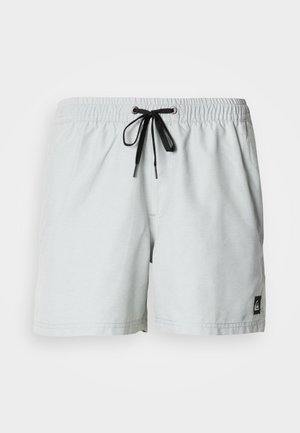 Világosszürke fürdőnadrág elasztikus derékpánttal és fekete húzózsinórral. Oldalzsebbel és a szegélyen egy kis logófolttal rendelkezik.