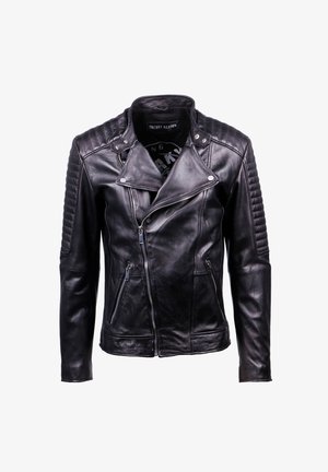 Czarna skórzana kurtka motocyklowa z pikowanymi panelami na ramionach i rękawach, asymetrycznym zamkiem błyskawicznym z przodu oraz kieszeniami na zamek.
