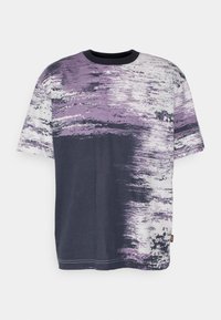 Grafický tričko s abstraktním designem fialových a námořnických štětcových tahů, krátké rukávy, kulatý výstřih a měkký bavlněný materiál.