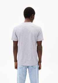 ARMEDANGELS JAAMEL STRUCTURE - T-Shirt basic - misty morning/luna rock