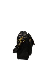 Sac en cuir noir de forme rectangulaire, doté d'une fermeture éclair supérieure et d'accents en laiton. Comprend une bandoulière amovible.