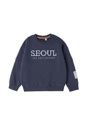 Felpa girocollo blu navy con la scritta "SEOUL FAR EAST JOURNEY" sul davanti e un piccolo etichetta bianca sulla manica sinistra.