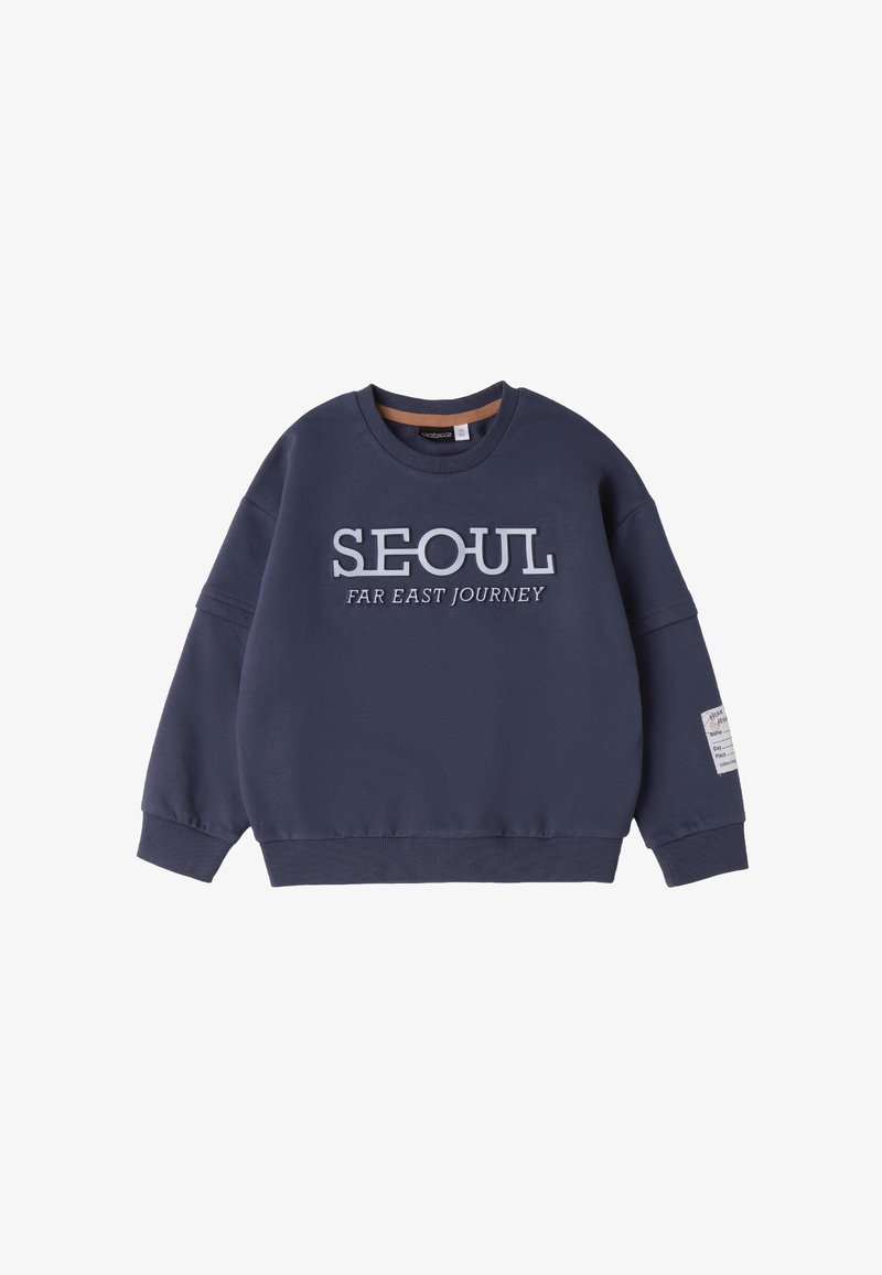 Felpa girocollo blu navy con la scritta "SEOUL FAR EAST JOURNEY" sul davanti e un piccolo etichetta bianca sulla manica sinistra.